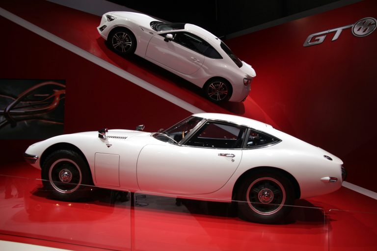 Toyota 2000GT 리뷰 및 상세 스펙
